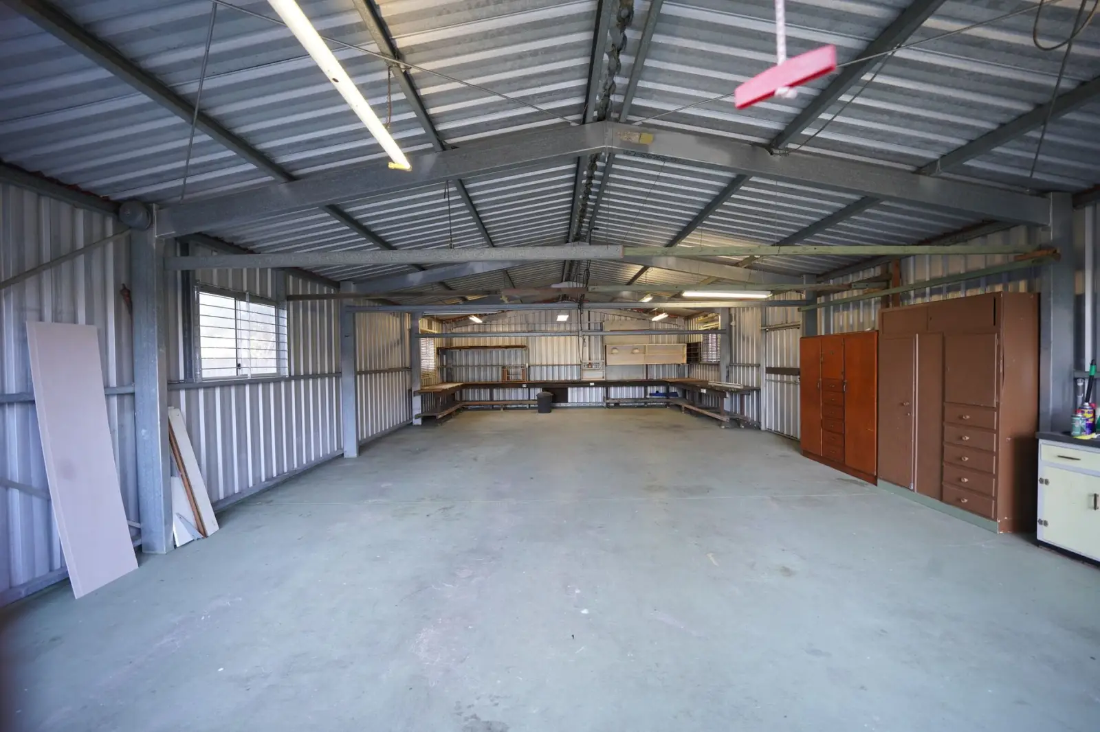 工厂车间耐磨地坪与环氧地坪的性能对比及选型建议