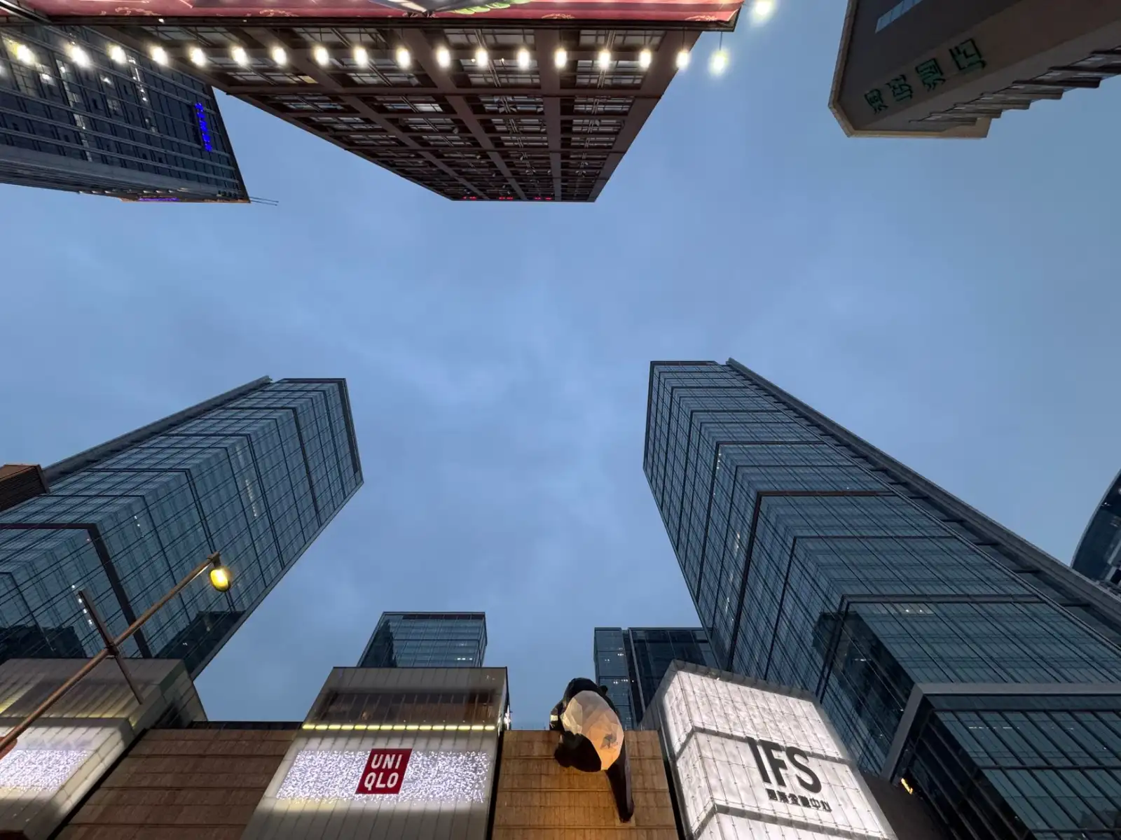 平顶山工业地坪施工中环氧自流平与耐磨地坪的性能差异分析