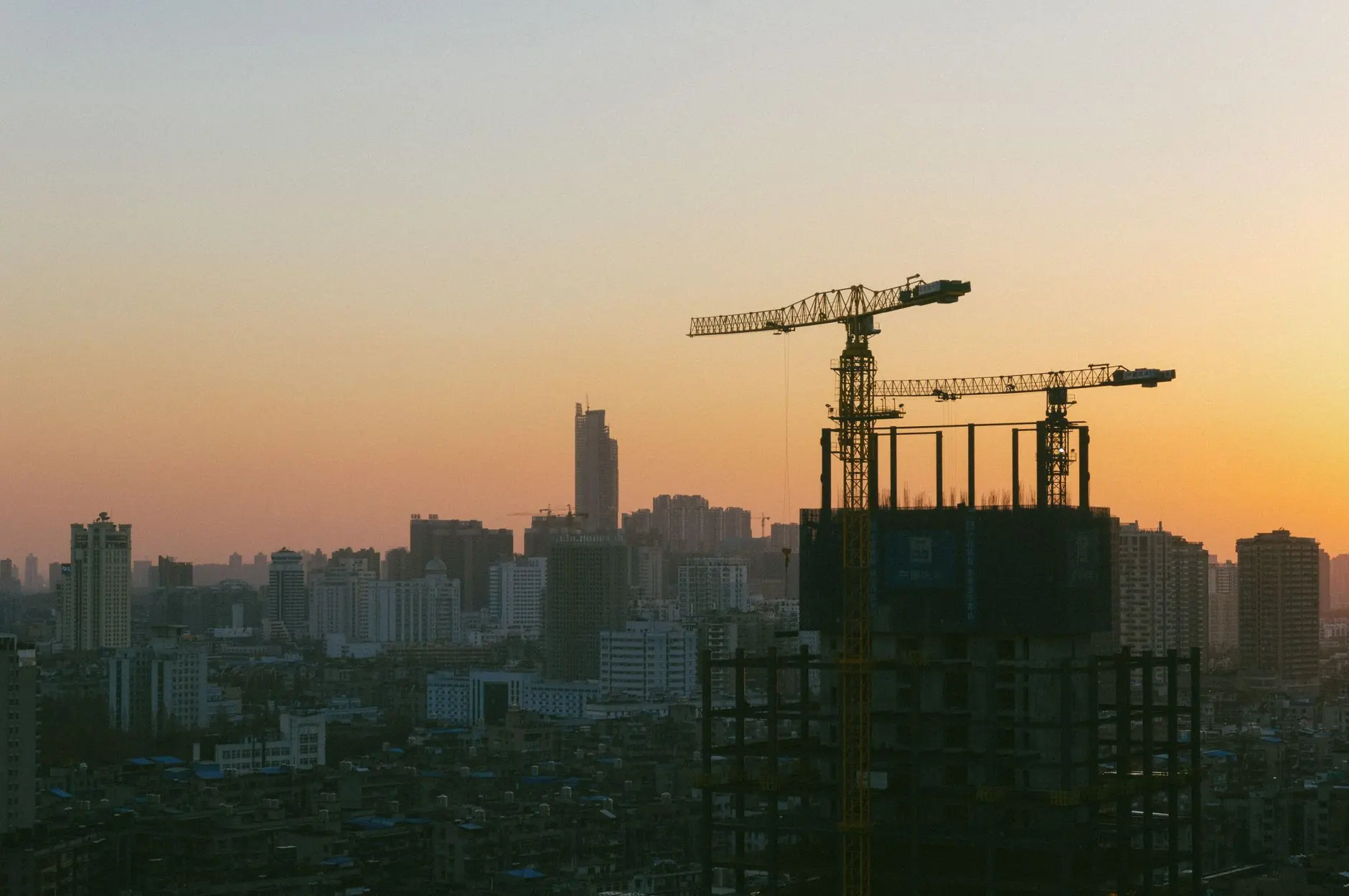 环氧自流平与耐磨地坪施工工艺差异及适用场景分析