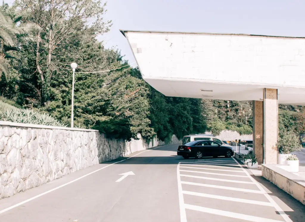 工业厂房地坪选型指南：防静电地坪与固化地坪应用场景解析