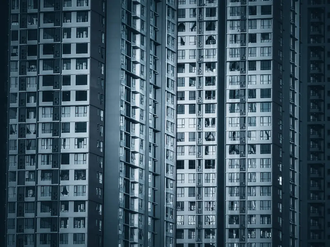 昊运地坪：防静电地坪与聚氨酯地坪性能对比分析